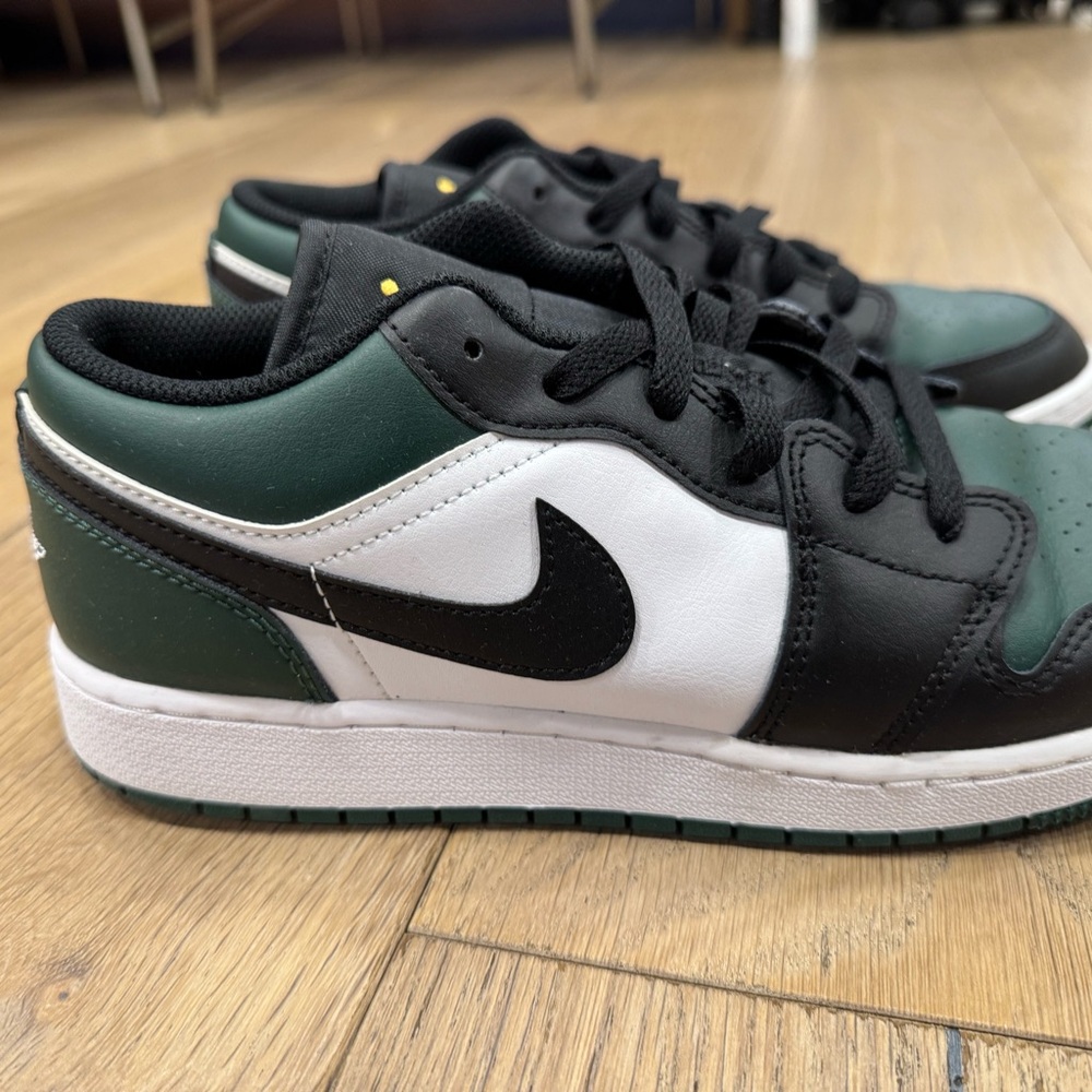 Air Jordan 1 Low Green Toe GS Size 7Y Womens 8.5 Never Worn